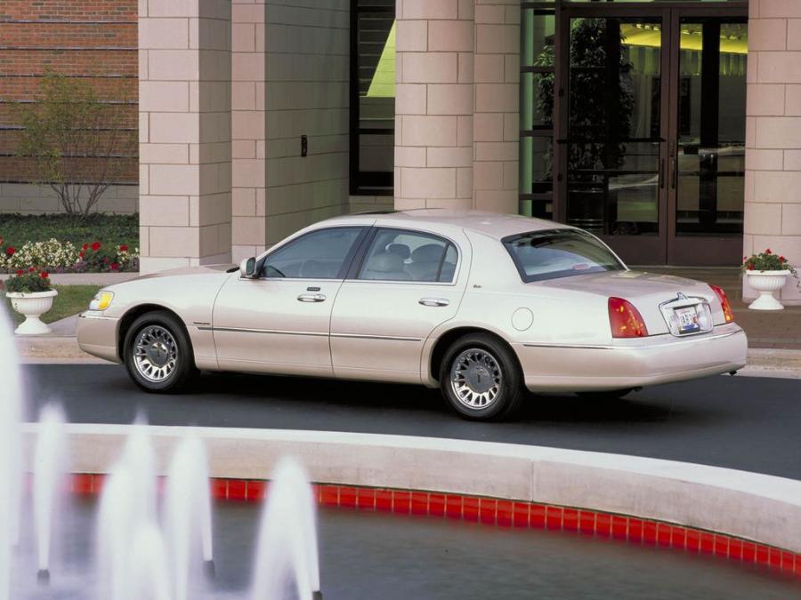  Lincoln Town Car 1998 года  (фото 2 из 77)